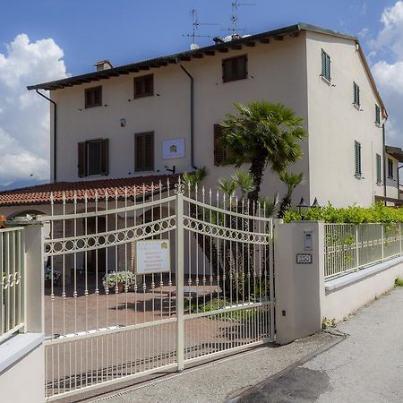 Flori'S Bed & Breakfast Viareggio Exterior photo